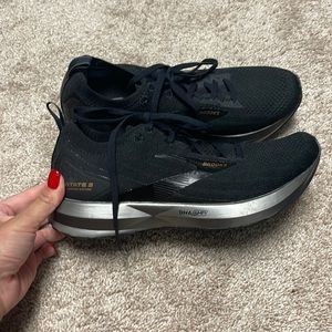 Brooks levitate 3 size 8